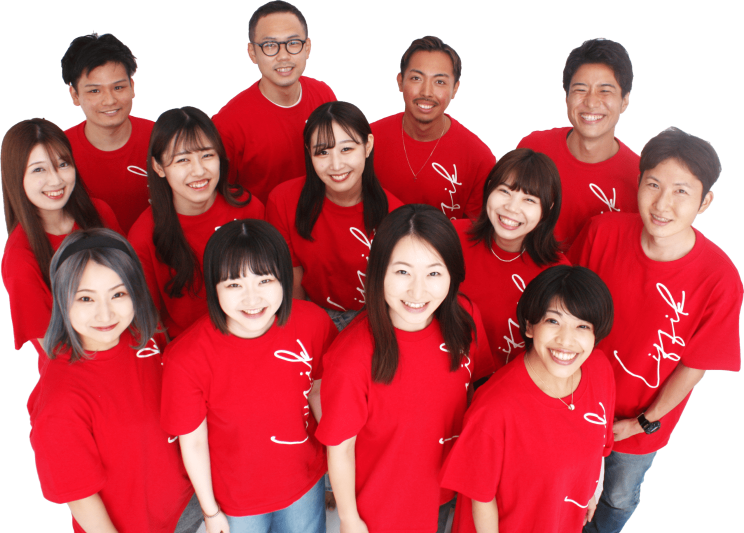 赤いTシャツを着た社員の集合写真
